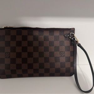 Authentic LOUIS VUITTON
Damier Ebene Neverfull MM Pochette